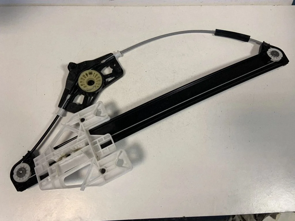 Rear window lifting mechanism without motor 80A839461