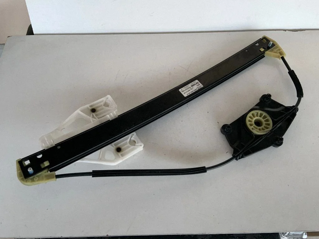 Tagaukse aknatõstuk ilma mootorita 8R0839461E
