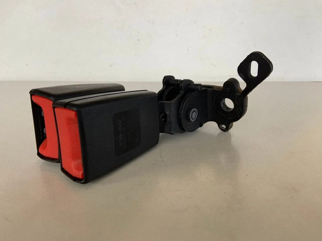 Keskmise turvavöö pannal (tagumine) 8V0857739A
