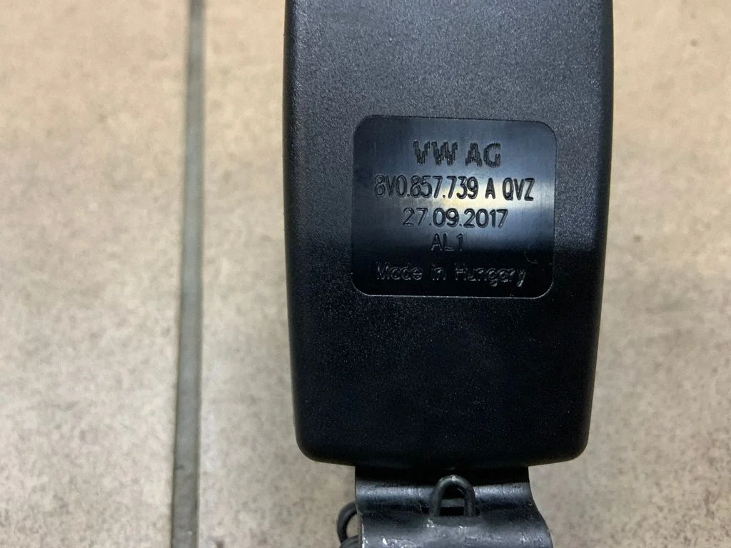 Keskmise turvavöö pannal (tagumine) 8V0857739A