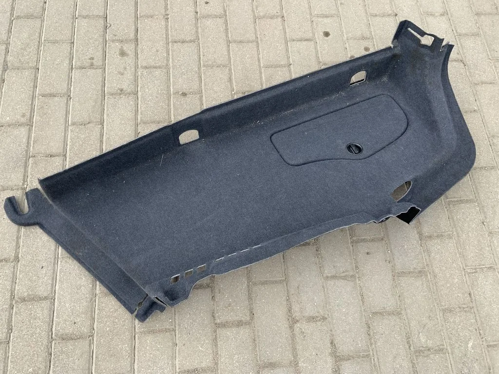 Pagasiruumi külje viimistluspaneel 4G5863887A