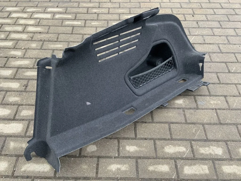 Pagasiruumi külje viimistluspaneel 8W5863880H