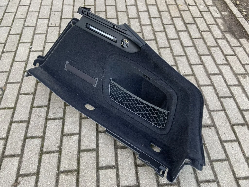 Pagasiruumi külje viimistluspaneel 8W8863880E