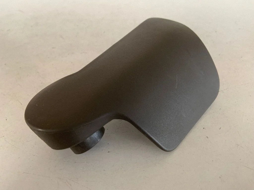 Engine bonnet (hood) release handle 8T1823533