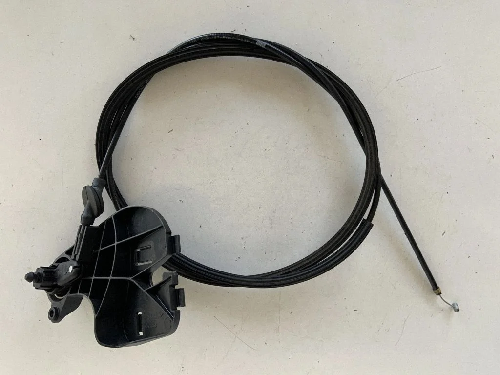 Rączka otwierania maski 8T1823633B