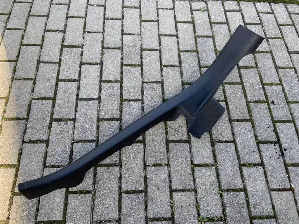 Šoninė apdaila prie galinės sėdynės (apačia)