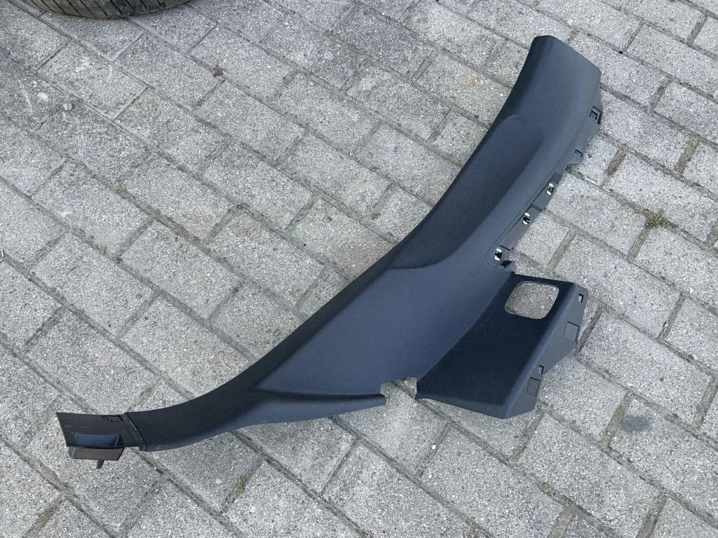 Šoninė apdaila prie galinės sėdynės (apačia)