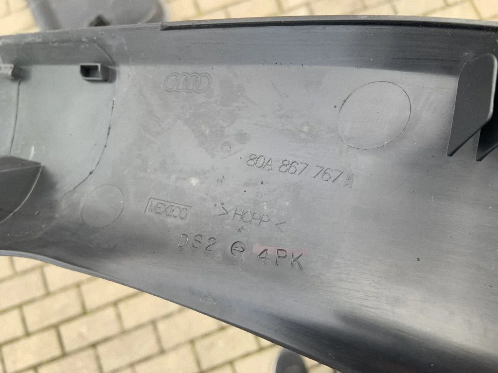Šoninė apdaila prie galinės sėdynės (apačia)