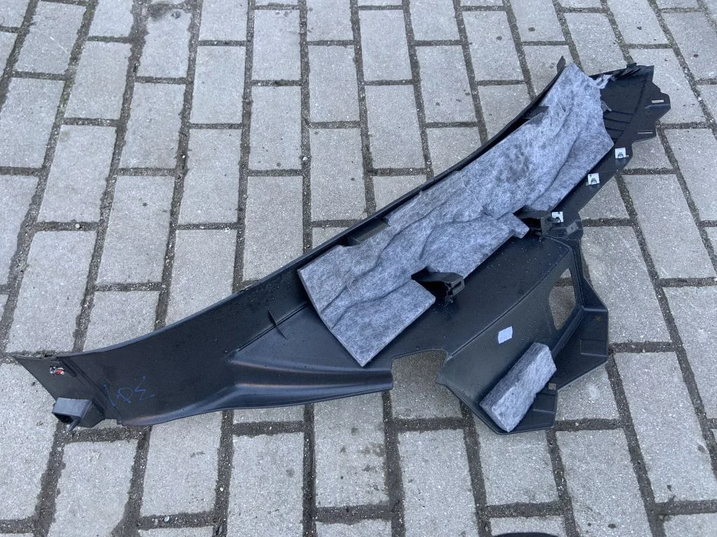 Šoninė apdaila prie galinės sėdynės (apačia)