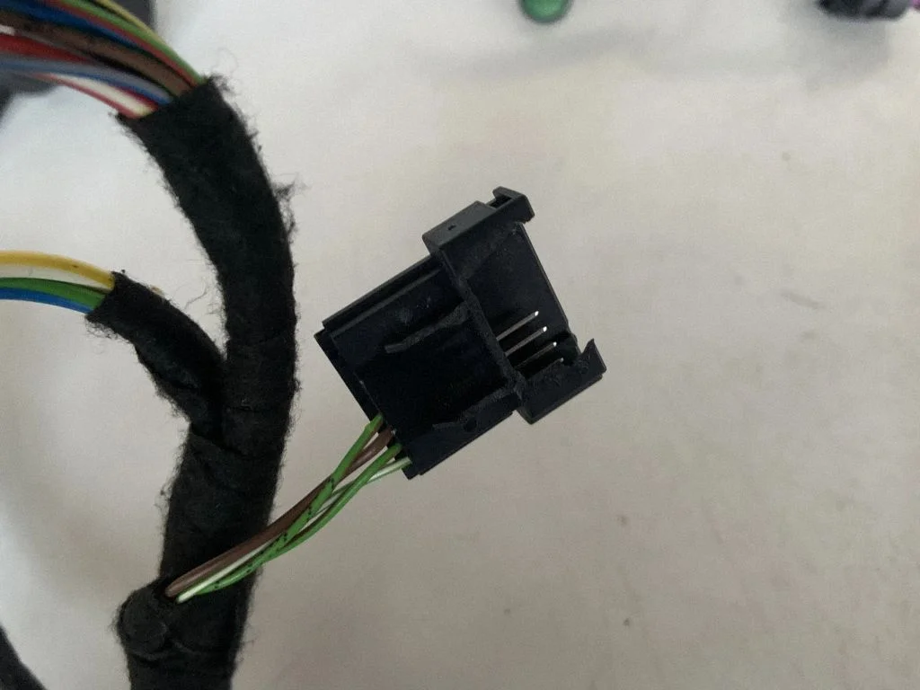 Priekšējo durvju vadu instalācija 4M0971030GJ