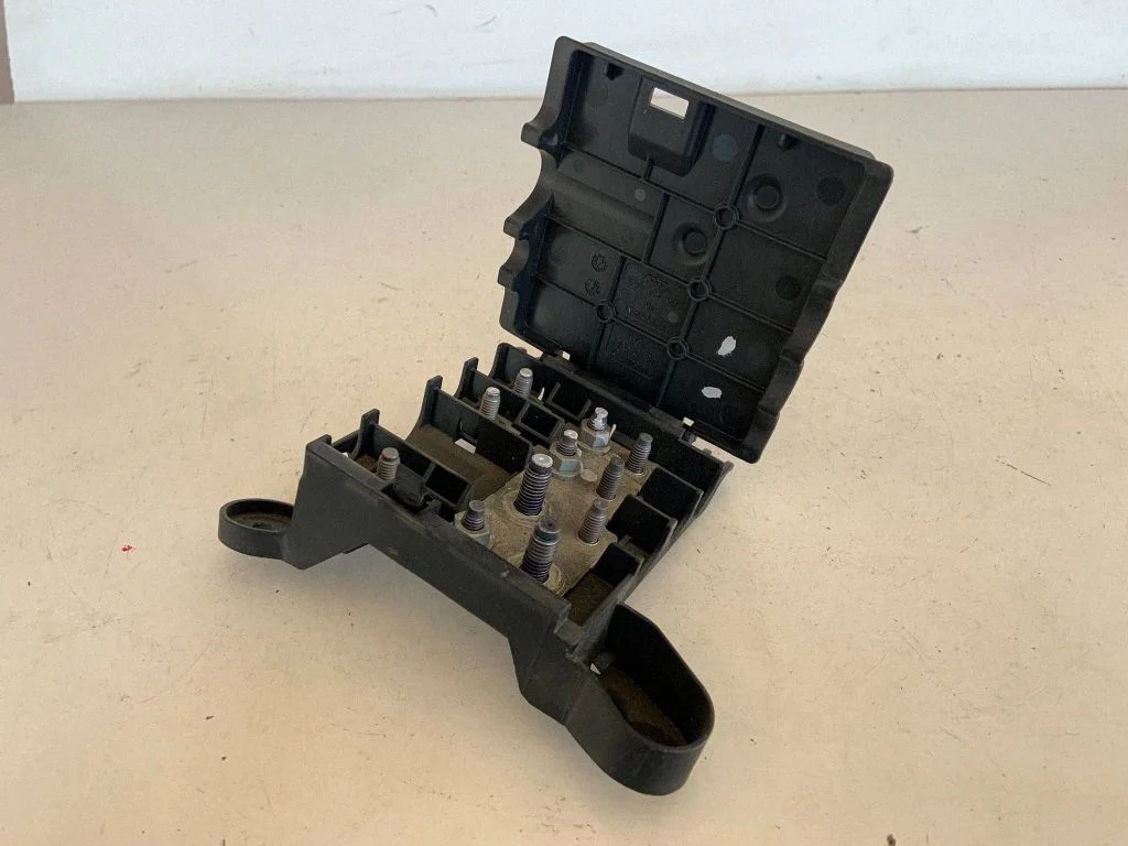 Plussjuhtmete ühendussõlm 4G0937517