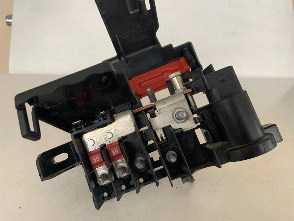 Plussjuhtmete ühendussõlm 8W0941824AK