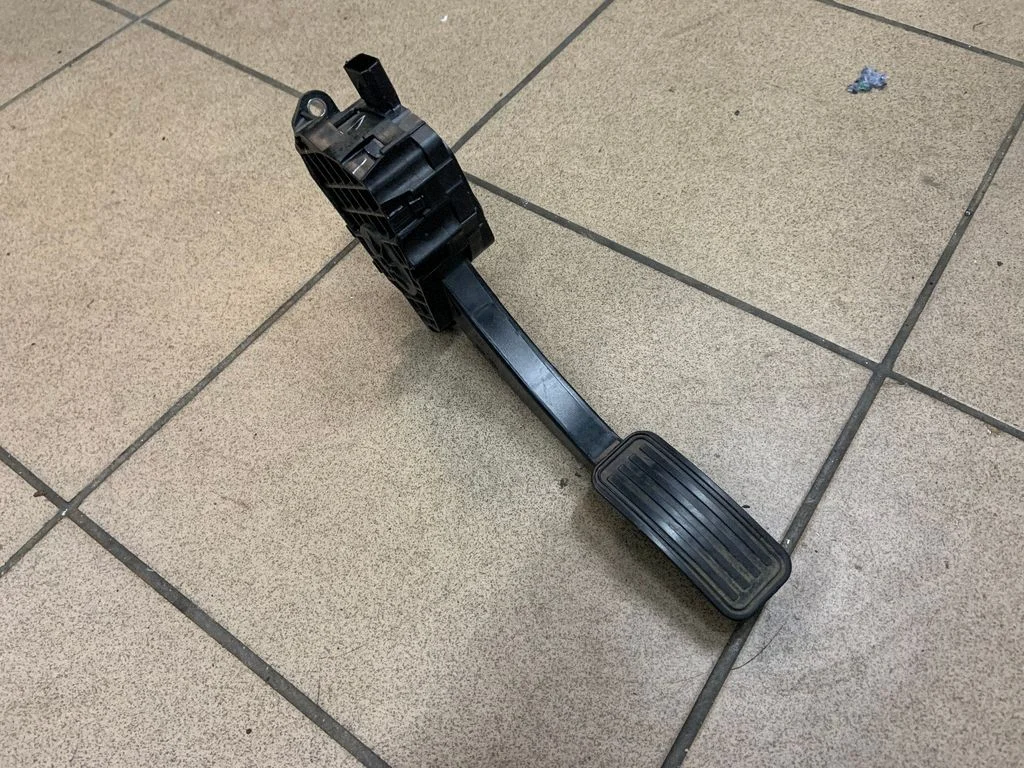 Accelerator throttle pedal E1GC9F836JC
