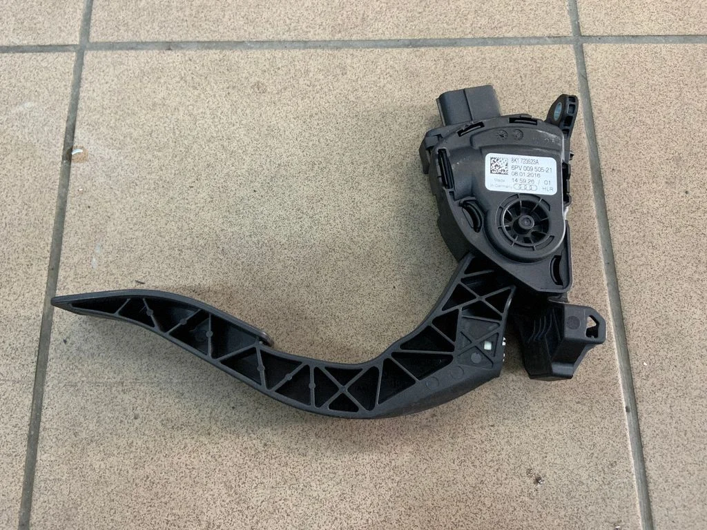 Accelerator throttle pedal 8K1723523A