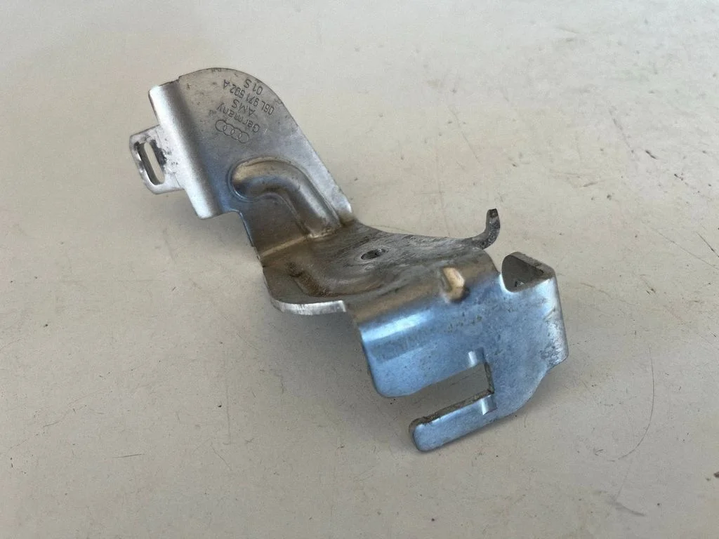 Cita motora nodalījuma detaļa 06L971502A