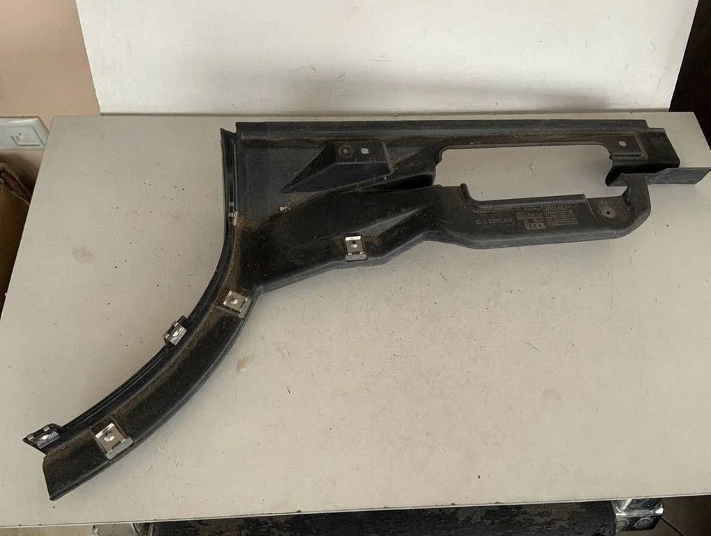 Aizmugurējās balstiekārtas apakšas aizsargs 8R0825213A