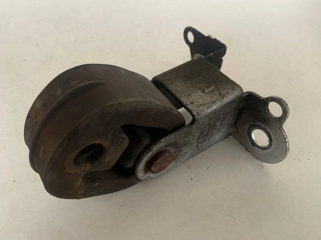 Muffler mount bracket/holder 8K0253144E