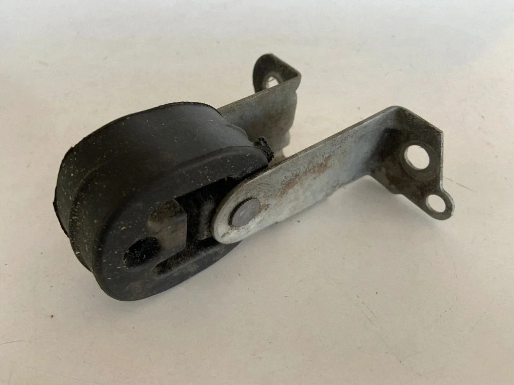Muffler mount bracket/holder 8K0253144E