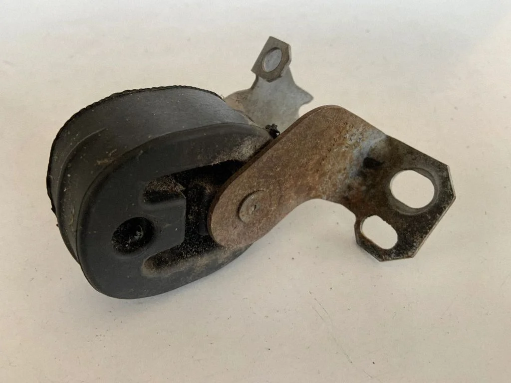 Muffler mount bracket/holder 8K0253144F