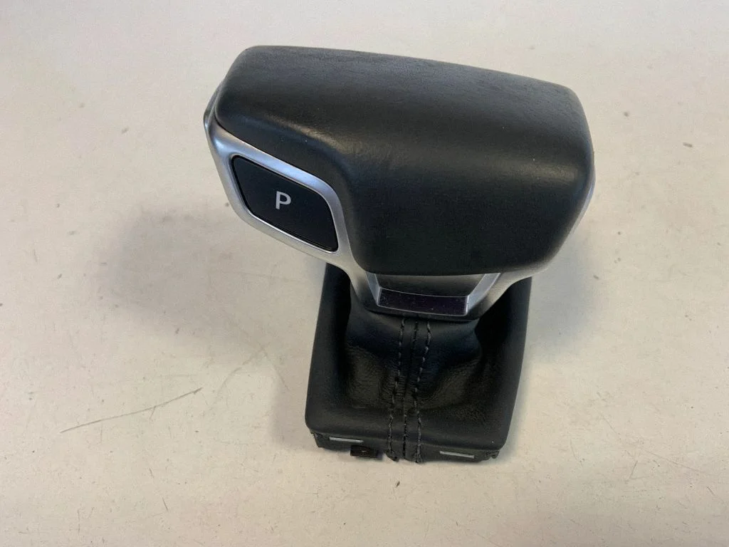 Pārnesumu pārslēga sviras apdare (āda, poga) 80B713140C