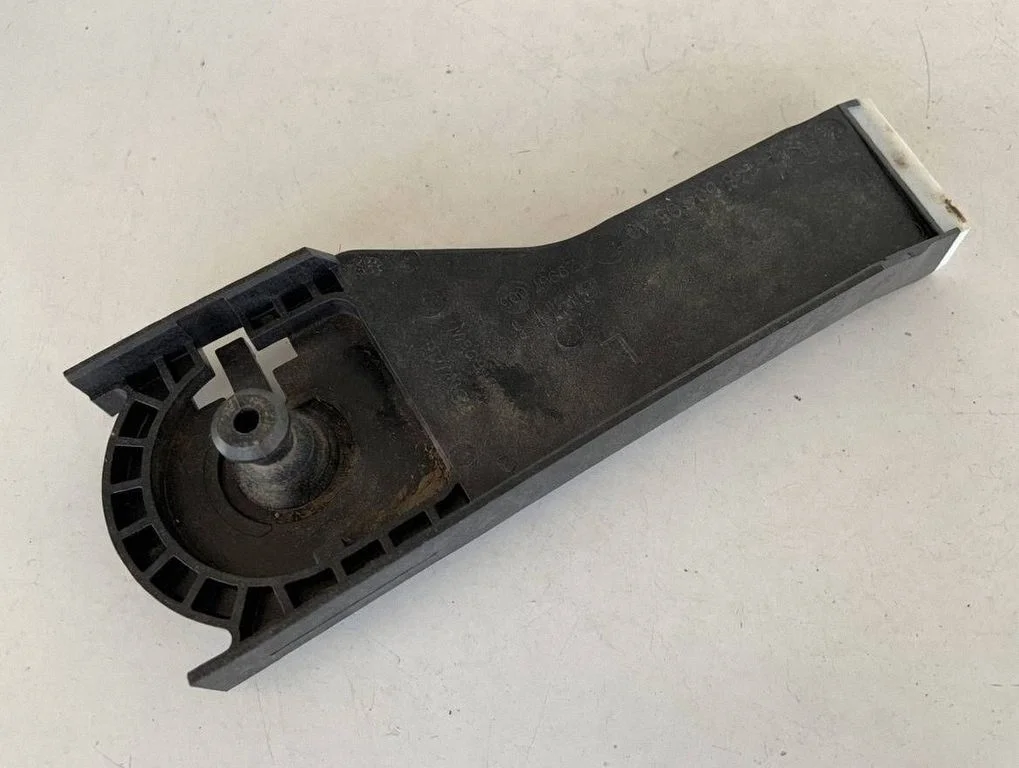 Radiaatori kinnitusklamber A2465040540