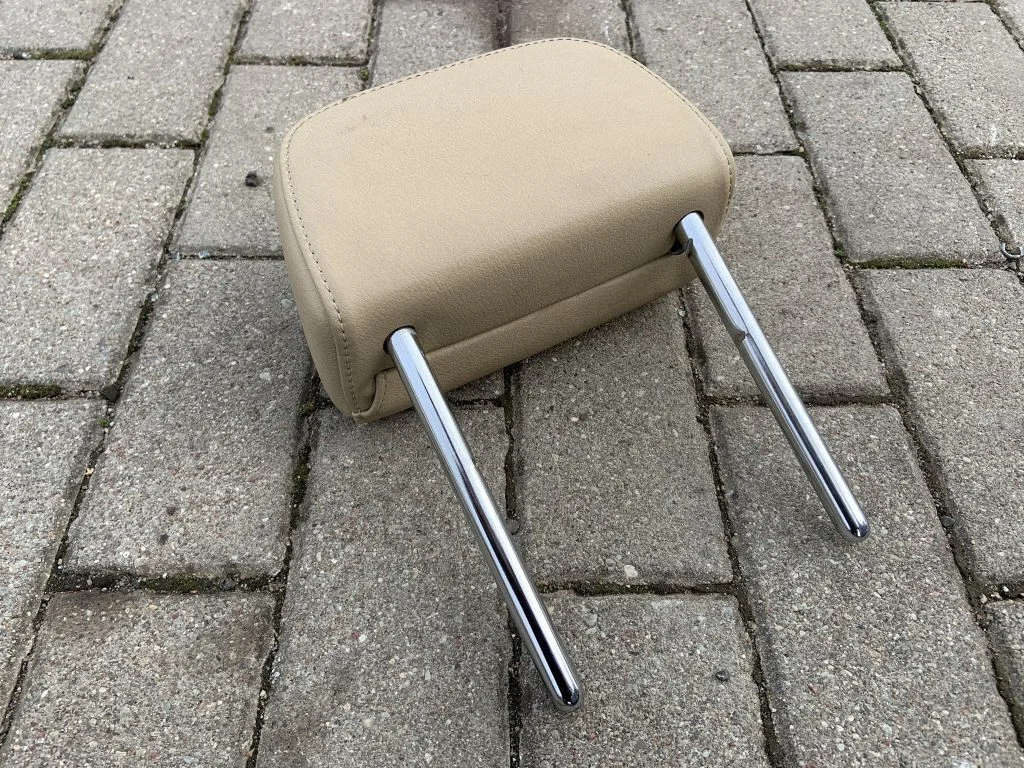 Galinės sėdynės galvos atrama