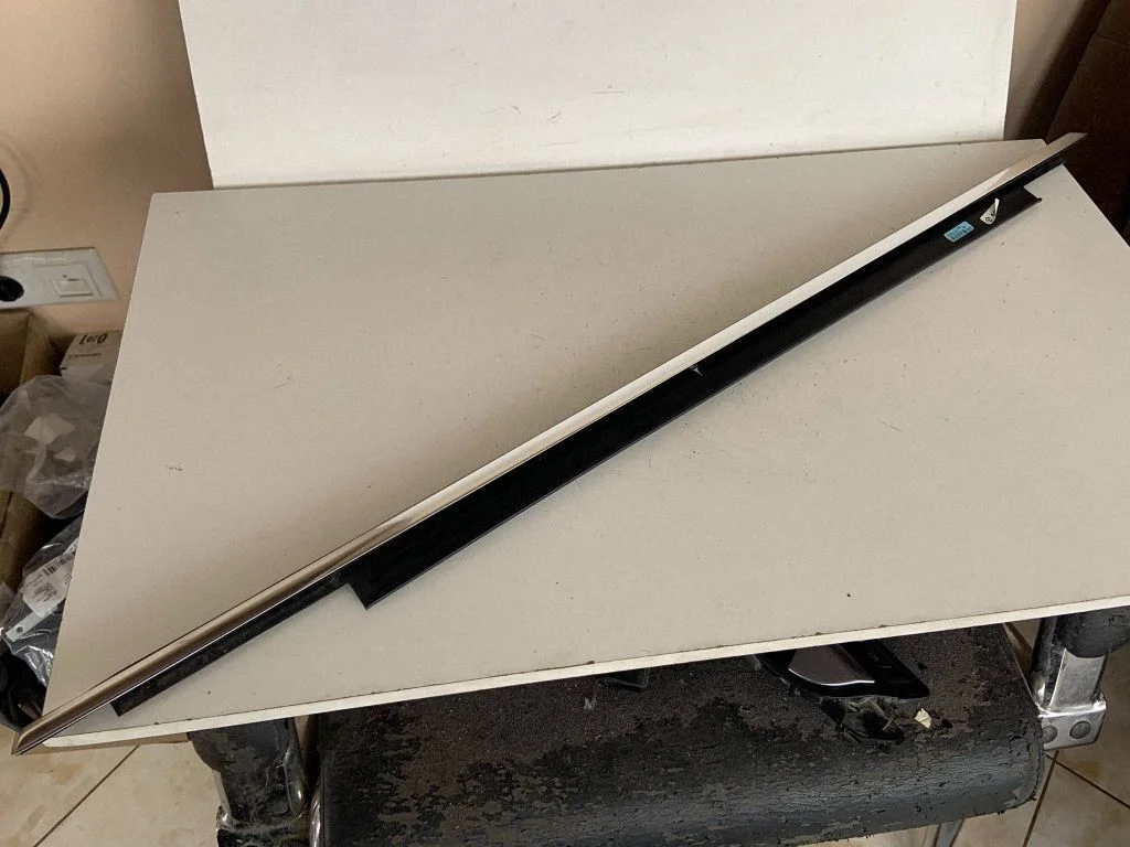 Rear door glass trim molding 8R0853764F