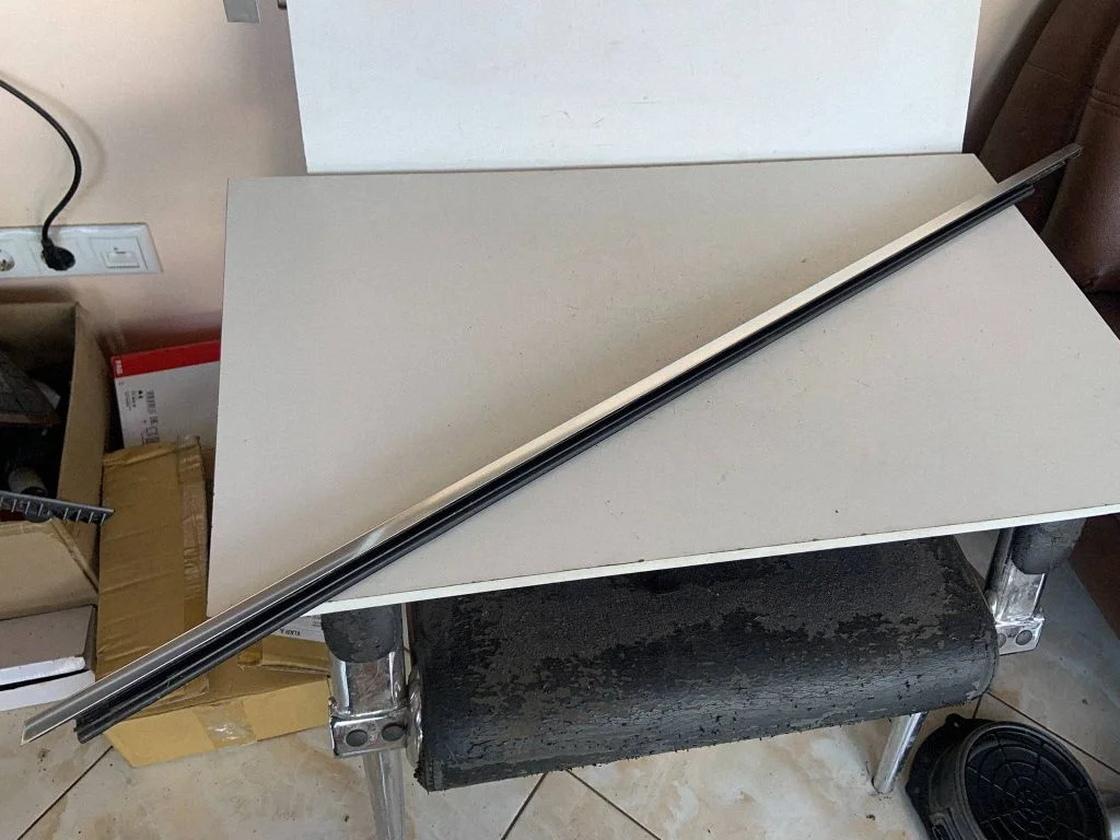 Esiukse klaasi liist 4M0853283