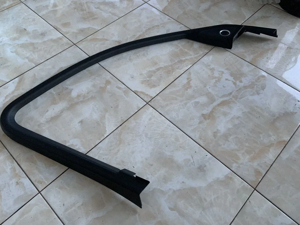 Front door glass trim molding 8R0867609