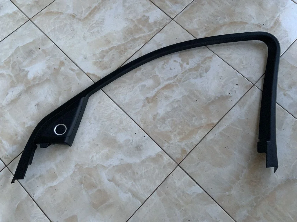 Front door glass trim molding 8R0867610