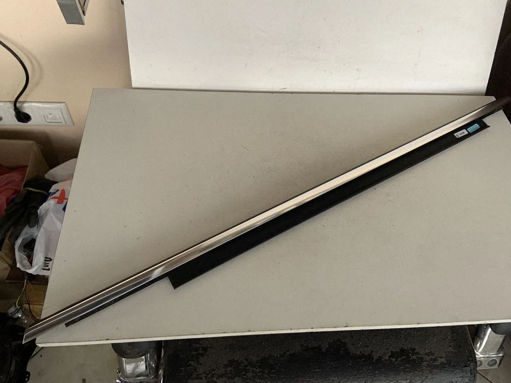 Rear door glass trim molding 8R0853764F