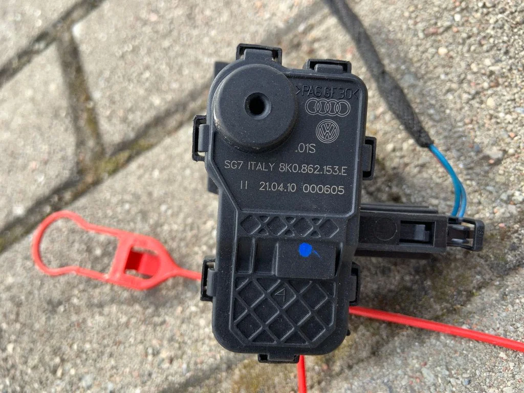 Kütusepaagi korgi luku mootor 8K0862153E