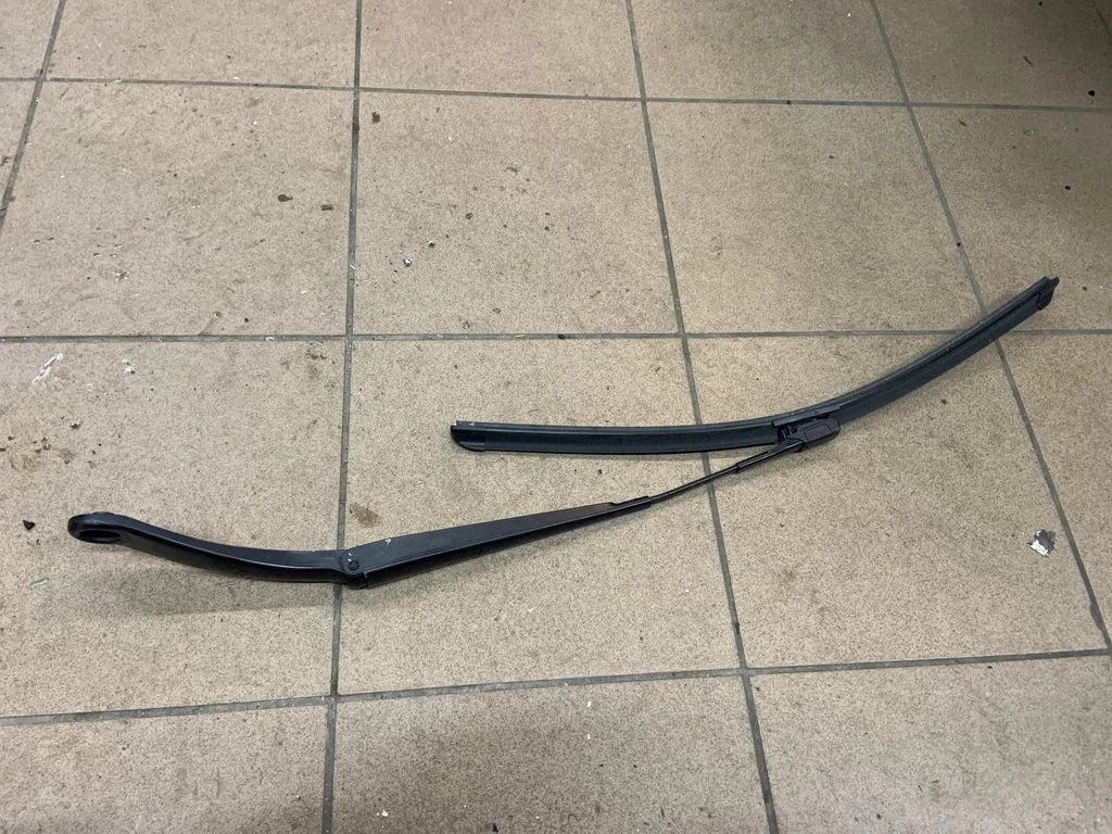 Front wiper blade arm A1768203400