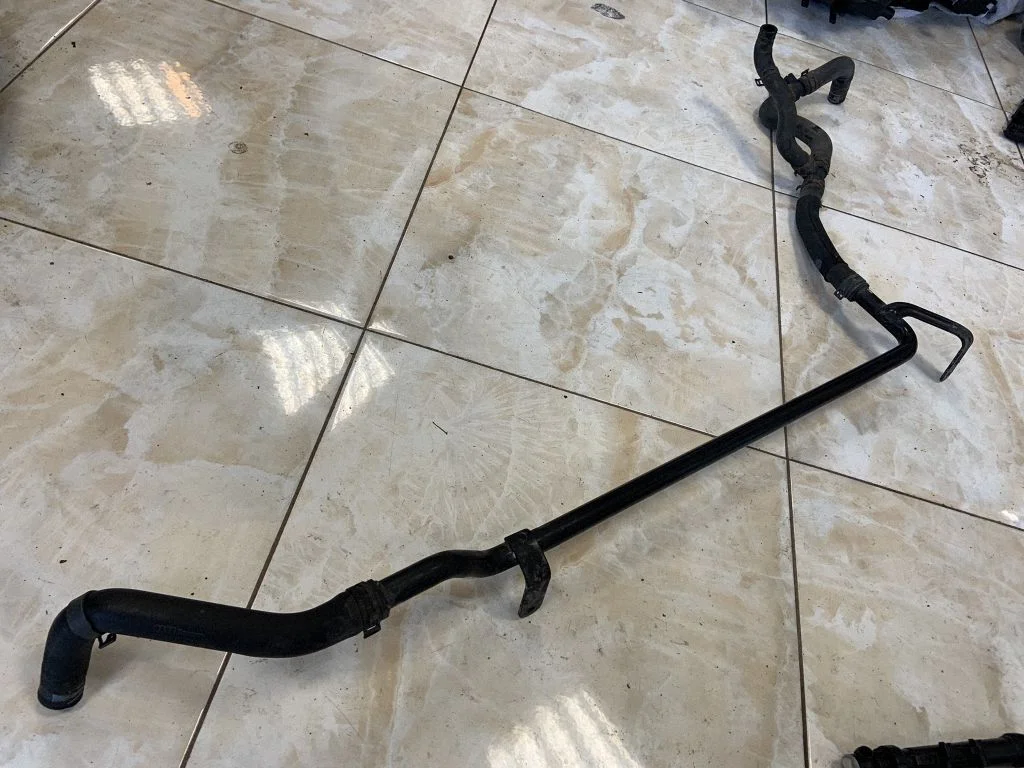 Engine coolant pipe/hose 7L8121065AB