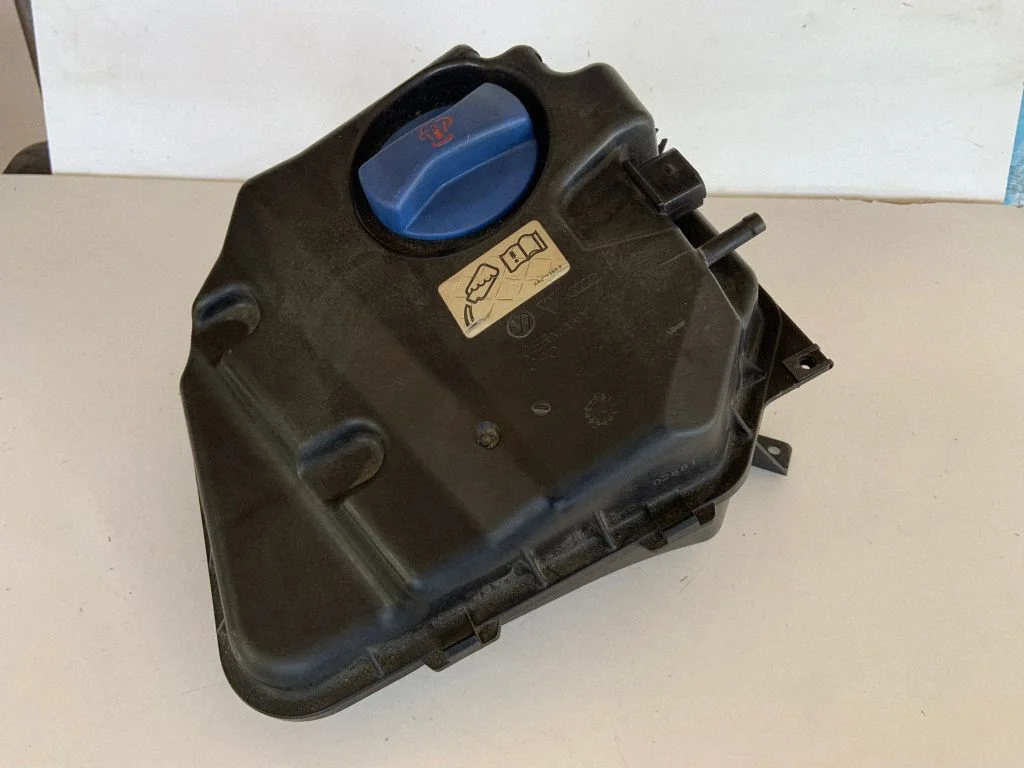 Coolant expansion tank/reservoir 7L6010389R