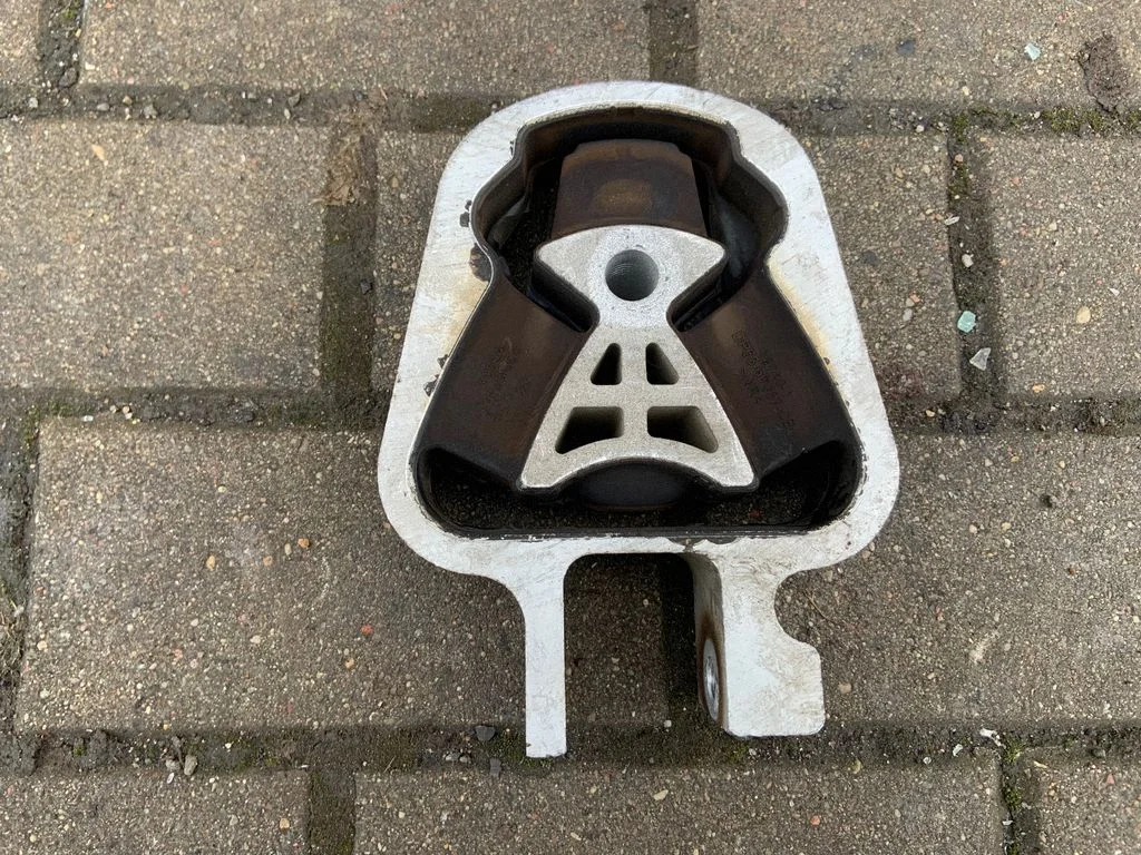 Dzinēja spilvens DP536P082CB
