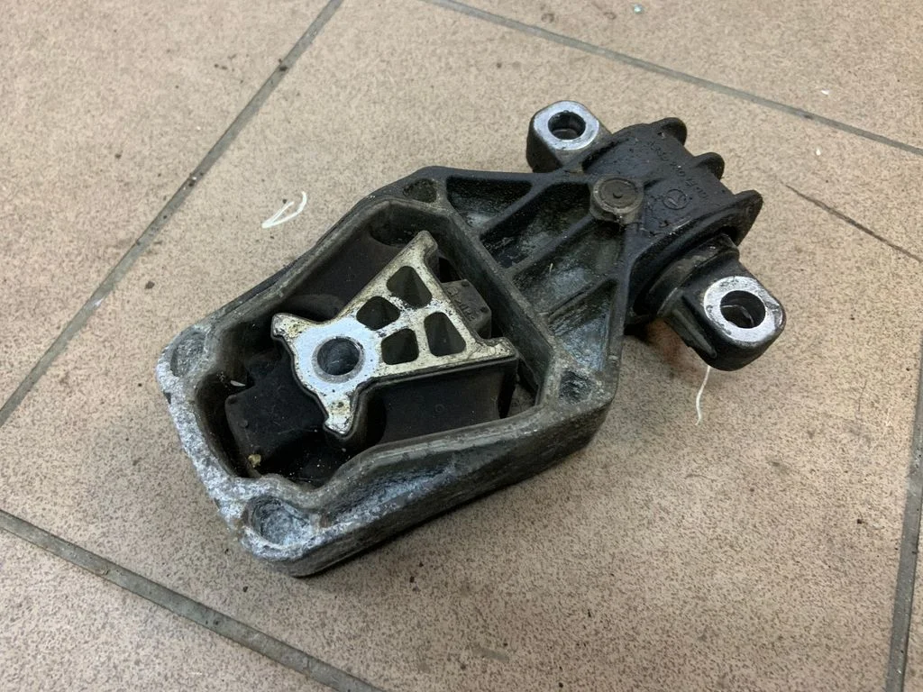 Engine mount bracket A2462401209