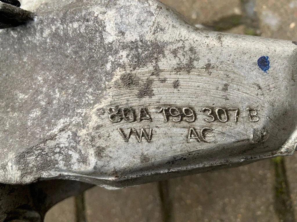 Wspornik silnika 80A199307B