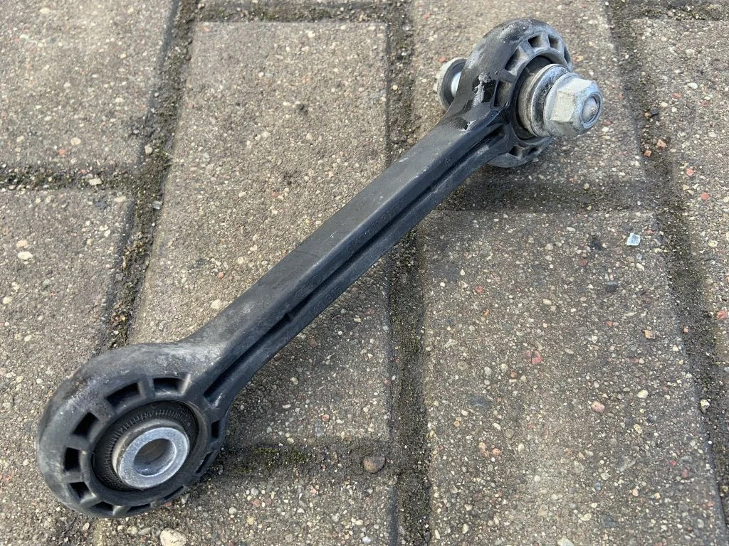Priekinė stabilizatoriaus traukė