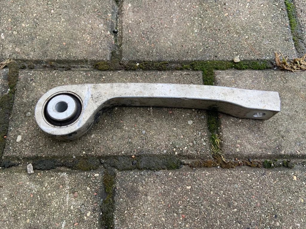 Tagumine stabilisaatori varras 8W0505465B