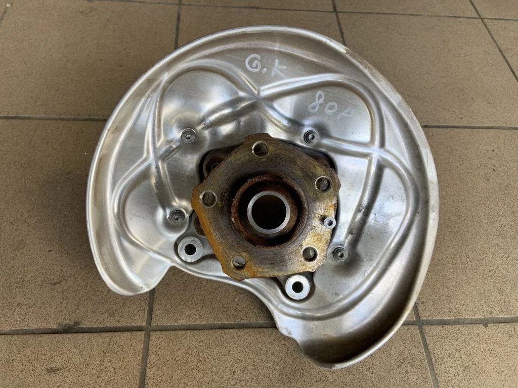 Tagumine rumm 80A505435J
