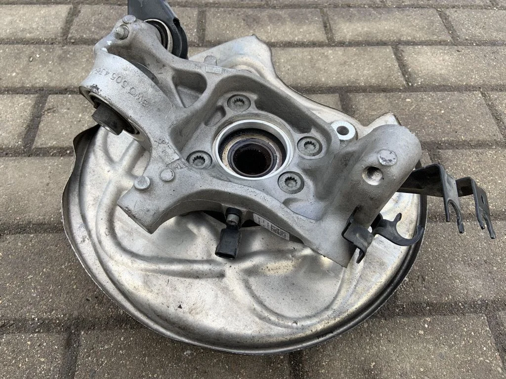 Tagumine rumm 8W0505432Q