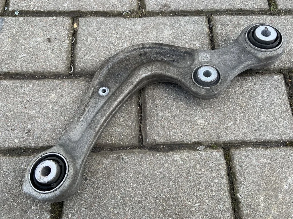 Tagumine õõtshoob 4M0505323G