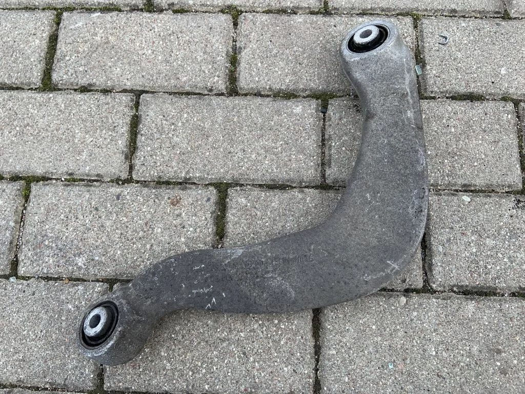Tagumine ülemine õõtshoob – Audi A7 S7 4G (2011-2017)