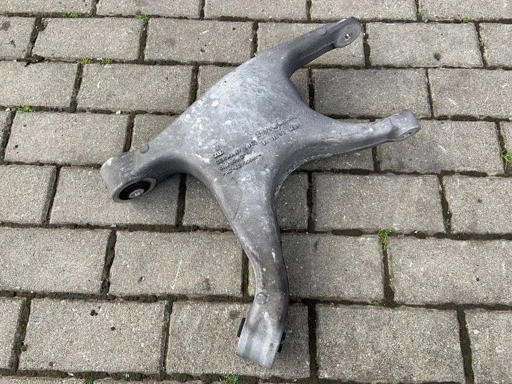 Tagumine ülemine õõtshoob 8R0505312F