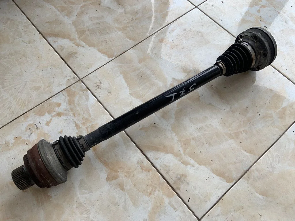 Tagumine pooltelg 8R0501203C