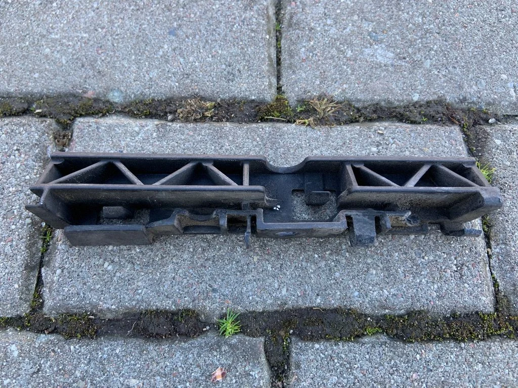 Front bumper mounting bracket 4G0853921B