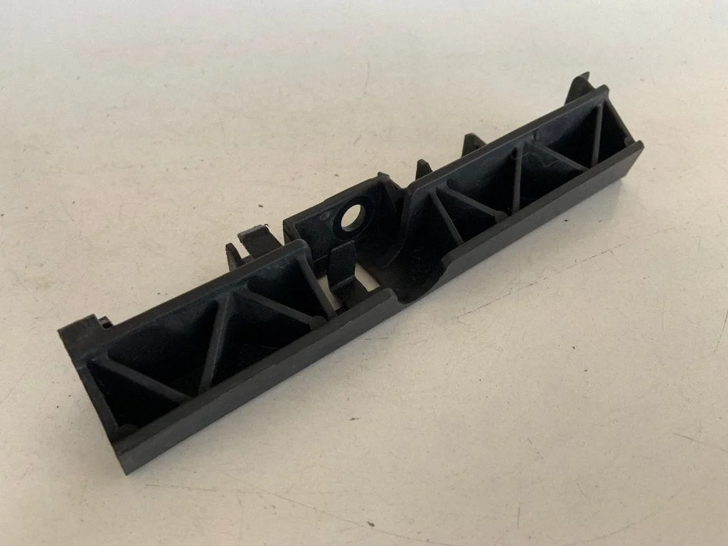 Front bumper mounting bracket 4G0853921B