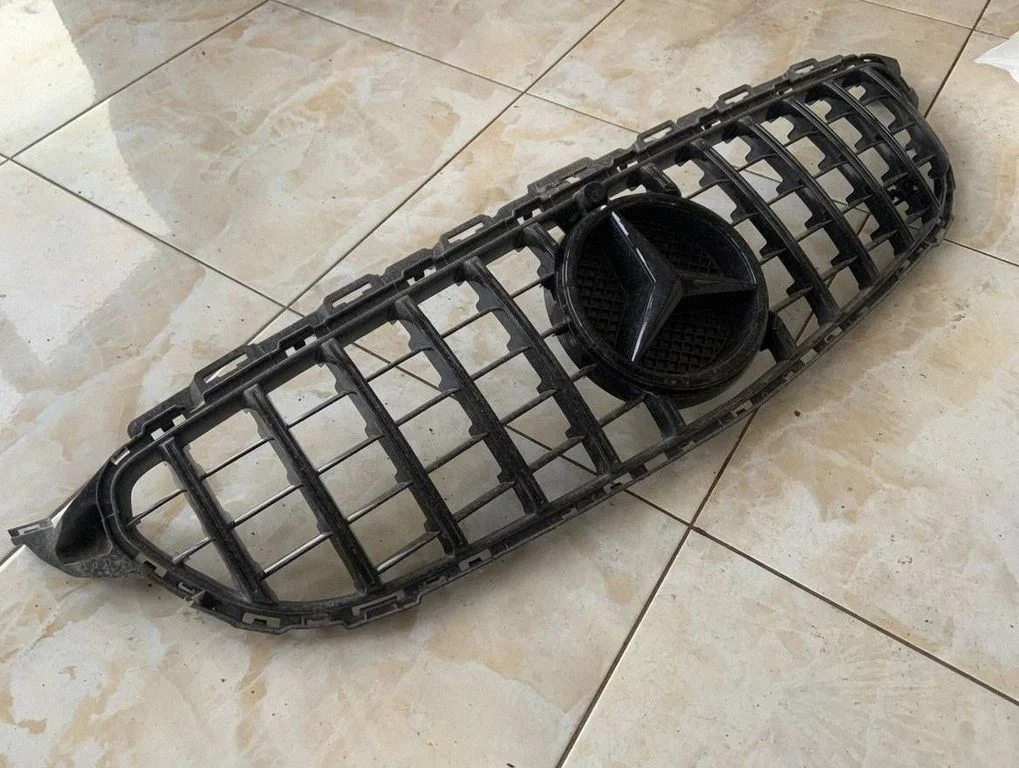 Esistange ülemine radiaatorivõre A2058881260