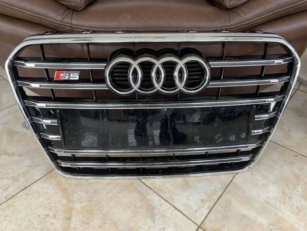 Esistange ülemine radiaatorivõre 8T0853651M